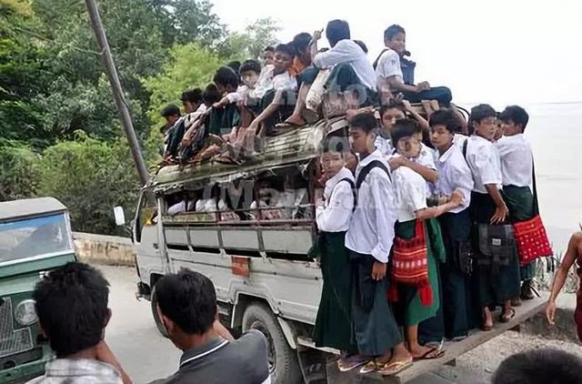 這個國家將拖拉機、牛車、貨車等當作校車，外國人看到稱不可思議