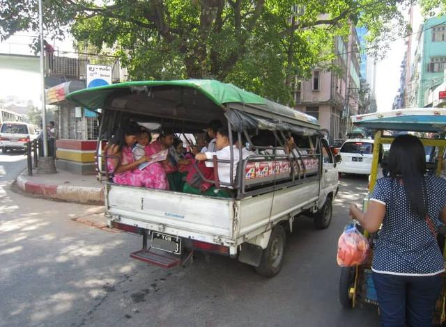 這個國家將拖拉機、牛車、貨車等當作校車，外國人看到稱不可思議