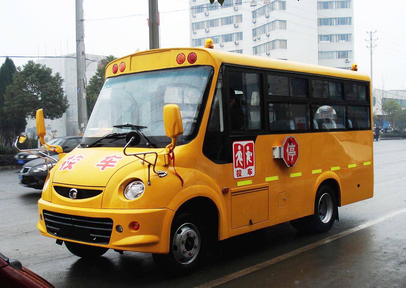 西安高新二小校車司機(jī)突發(fā)疾病緊急停靠 51個(gè)孩子安然無(wú)恙