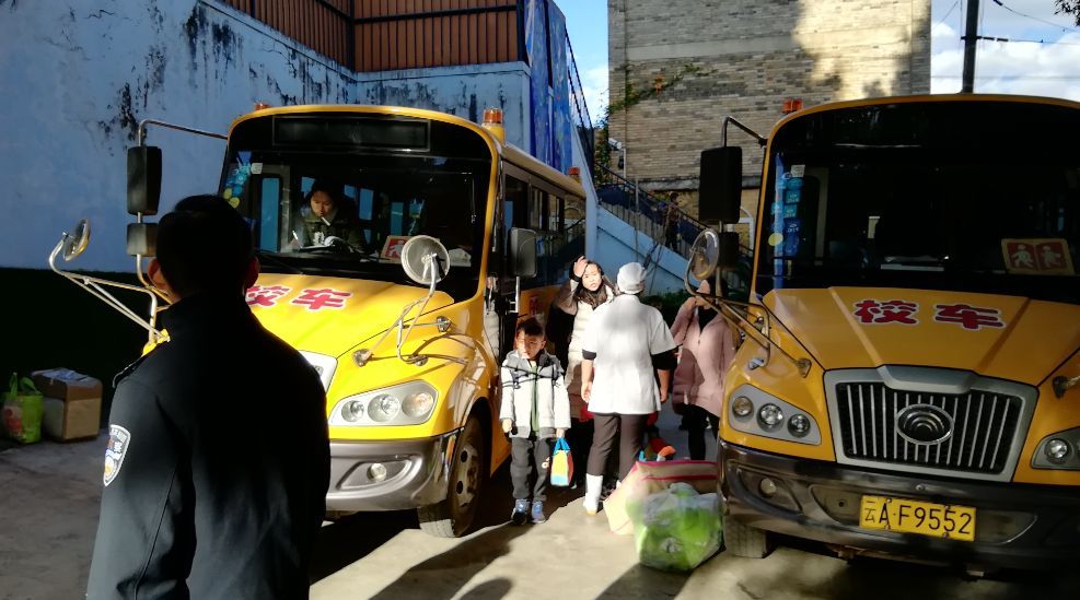 昆明市：關(guān)注校車安全 讓每一名學(xué)生安全回家