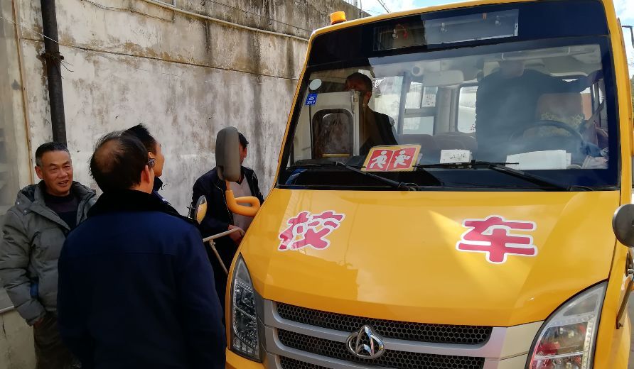 昆明市：關(guān)注校車安全 讓每一名學(xué)生安全回家