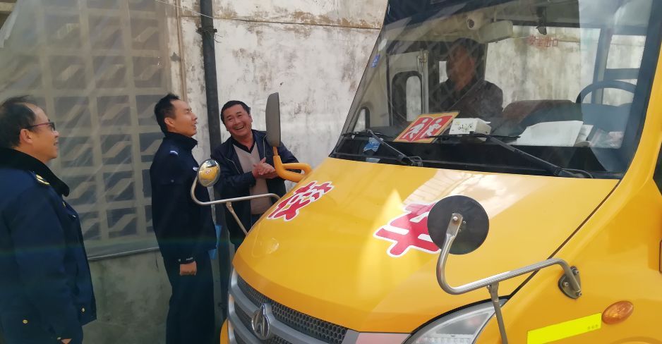 昆明市：關(guān)注校車安全 讓每一名學(xué)生安全回家
