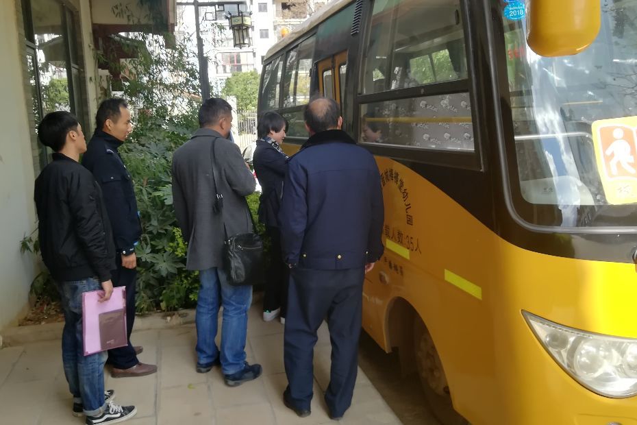 昆明市：關(guān)注校車安全 讓每一名學(xué)生安全回家
