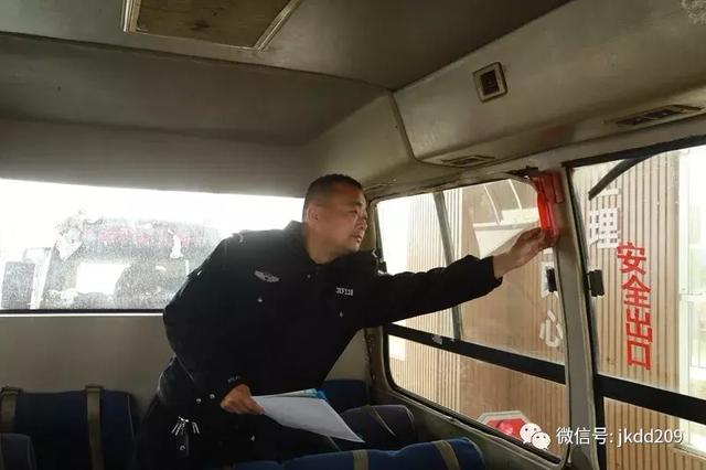 經開區交警寒假期間開展校車安全檢查與宣傳教育活動