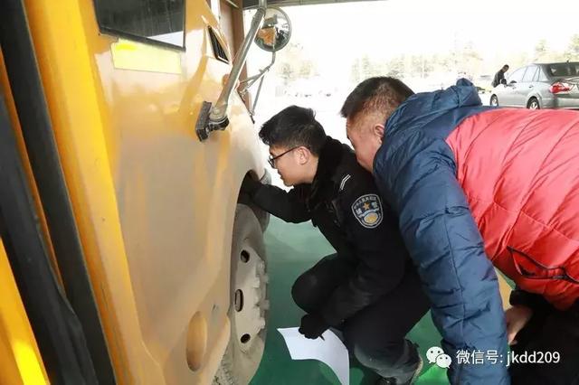 經開區交警寒假期間開展校車安全檢查與宣傳教育活動