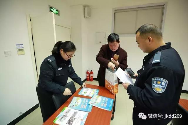 經開區交警寒假期間開展校車安全檢查與宣傳教育活動