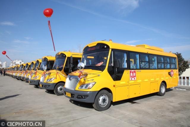 江蘇灌云：40輛校車(chē)“上崗” 農(nóng)村娃有了“專(zhuān)車(chē)”
