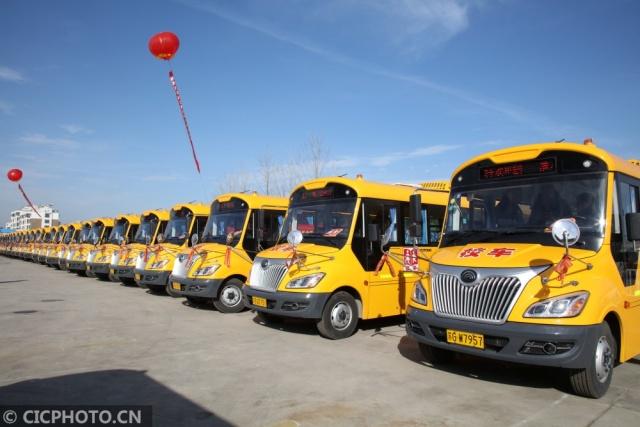 江蘇灌云：40輛校車(chē)“上崗” 農(nóng)村娃有了“專(zhuān)車(chē)”