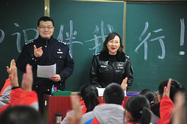 武漢洪山區(qū)：開學(xué)第一課：模擬如何從校車上逃生自救