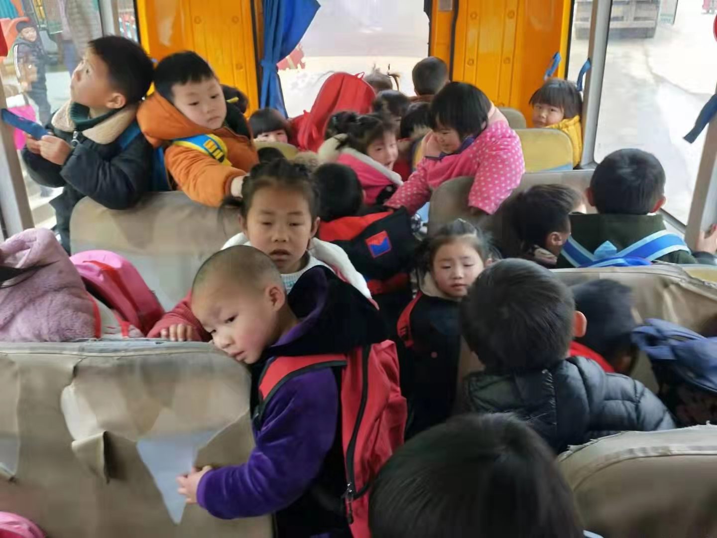 湖北陽(yáng)新龍港鎮(zhèn)一幼兒園校車嚴(yán)重超載，19座塞滿30名幼兒