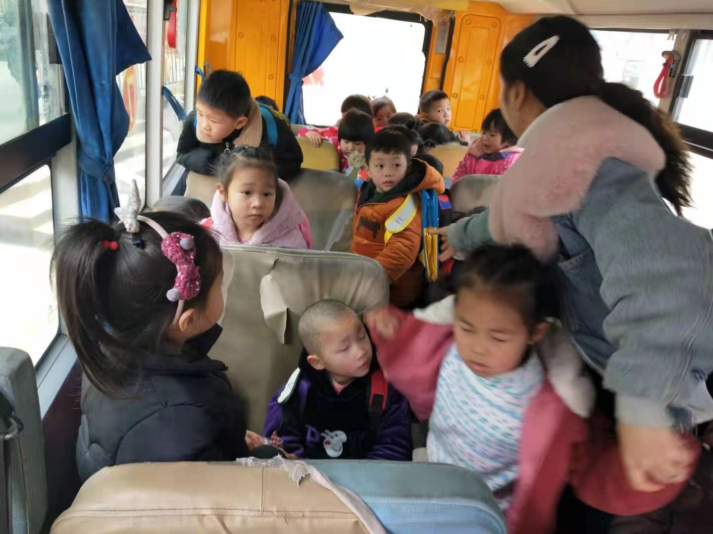 湖北陽(yáng)新龍港鎮(zhèn)一幼兒園校車嚴(yán)重超載，19座塞滿30名幼兒