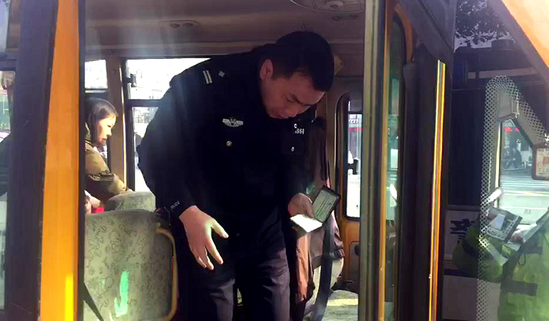 常德交警直屬一大隊(duì)集中檢查校車筑牢安全防線
