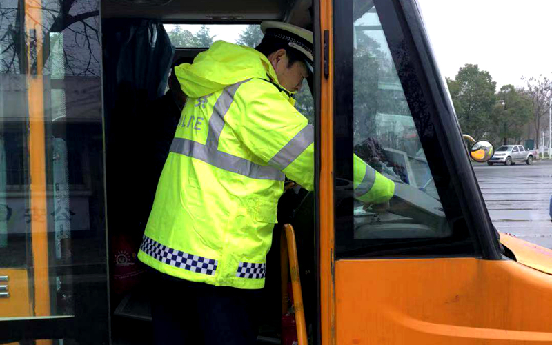 常德交警直屬一大隊(duì)集中檢查校車筑牢安全防線