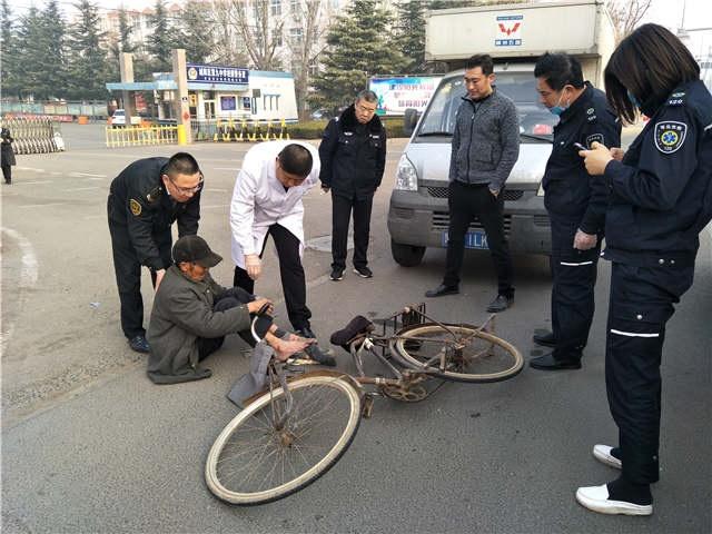 八旬老人被車(chē)撞，青島校車(chē)司機(jī)伸援手
