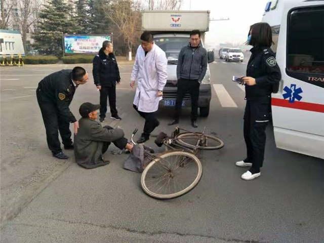 八旬老人被車(chē)撞，青島校車(chē)司機(jī)伸援手