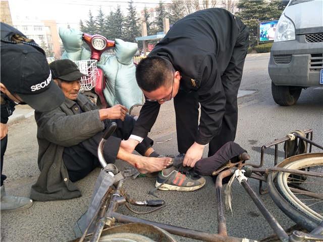 八旬老人被車(chē)撞，青島校車(chē)司機(jī)伸援手