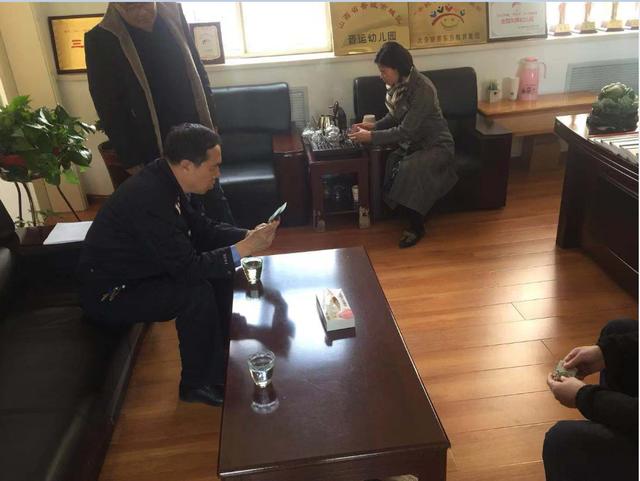 晉城交警四大隊民警走進轄區(qū)幼兒園檢查校車安全