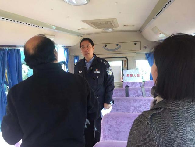 晉城交警四大隊民警走進轄區(qū)幼兒園檢查校車安全