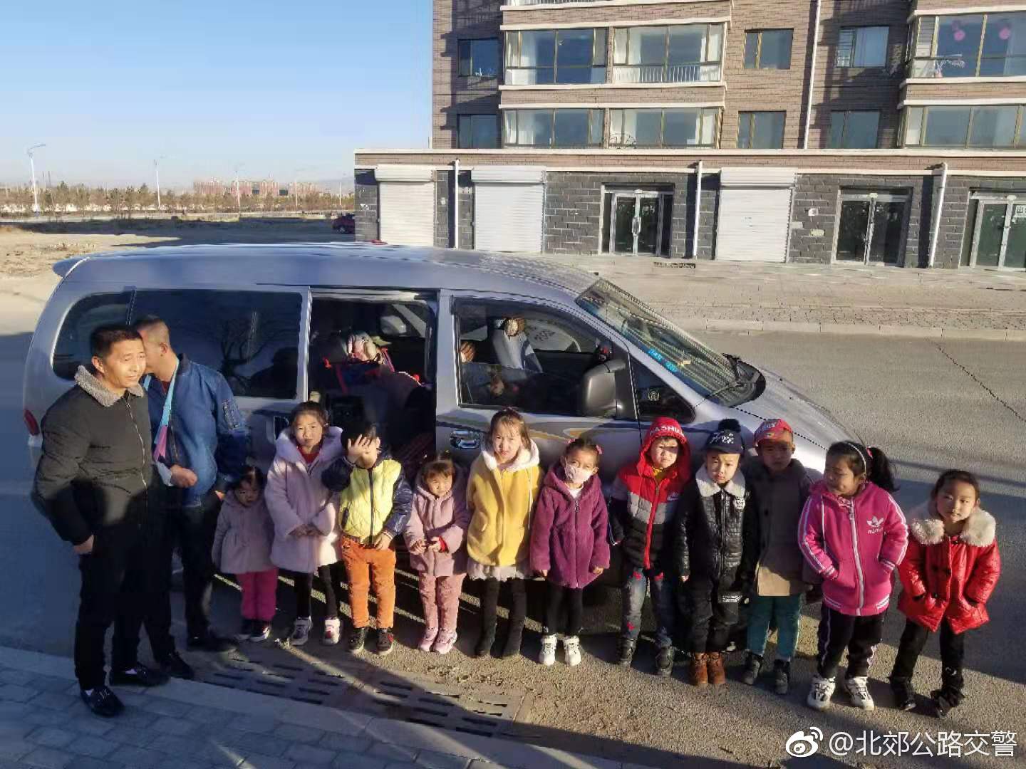 內(nèi)蒙古包頭：北郊大隊(duì)查獲一起黑校車