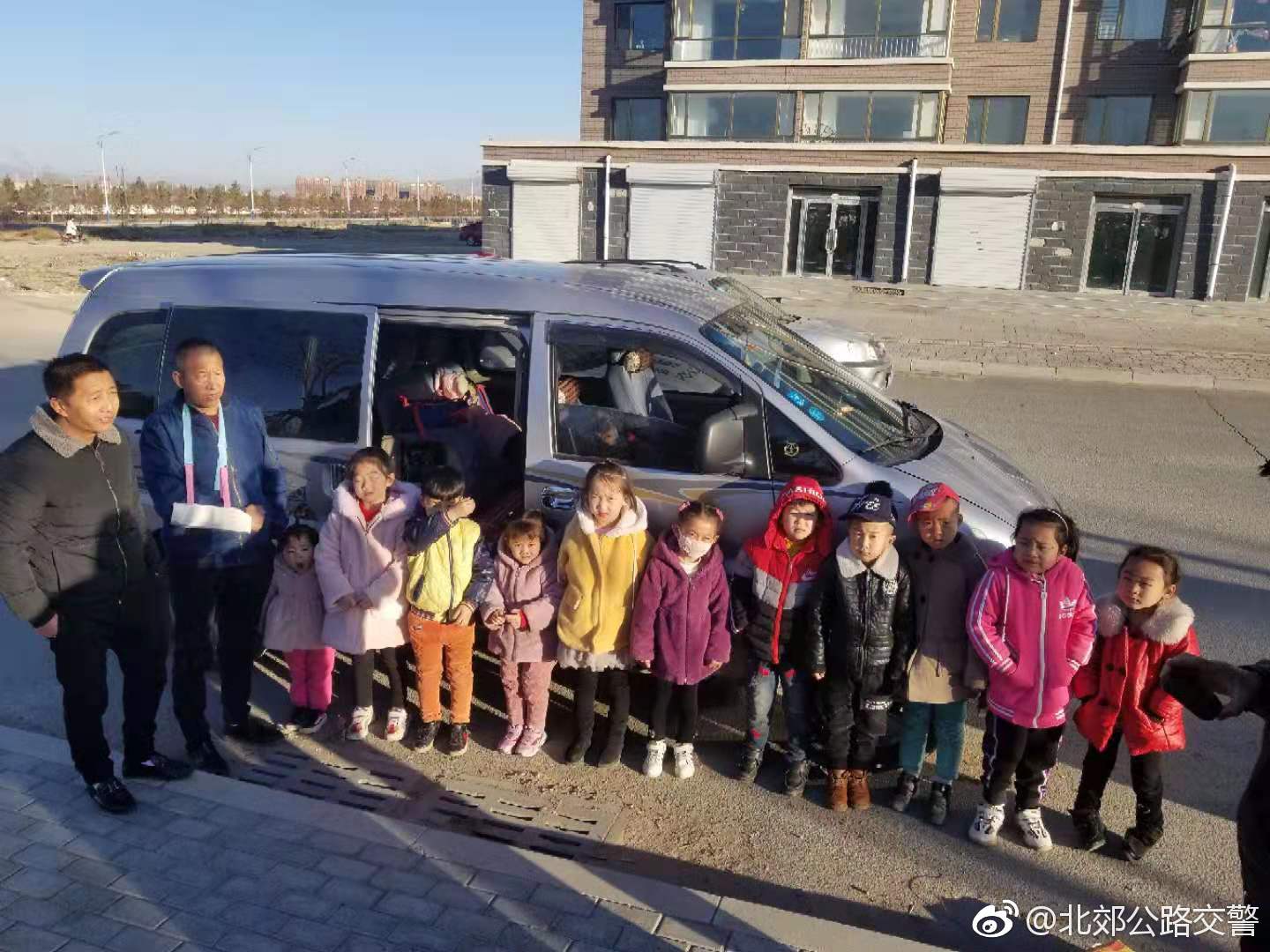內(nèi)蒙古包頭：北郊大隊(duì)查獲一起黑校車
