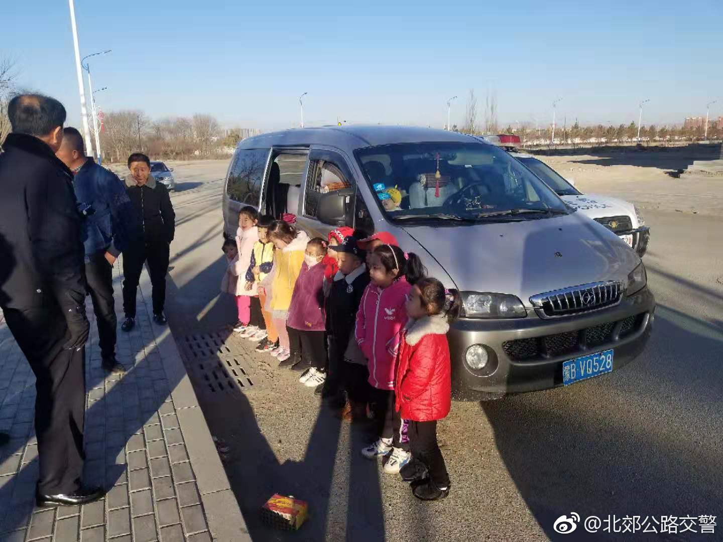 內(nèi)蒙古包頭：北郊大隊(duì)查獲一起黑校車