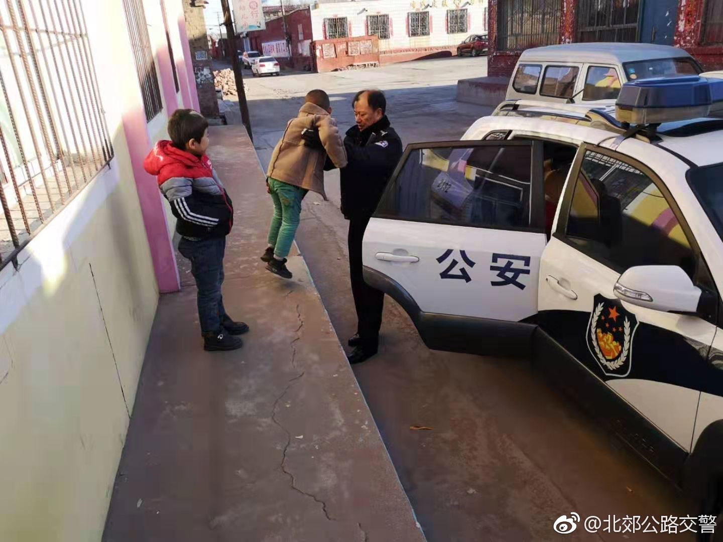 內(nèi)蒙古包頭：北郊大隊(duì)查獲一起黑校車