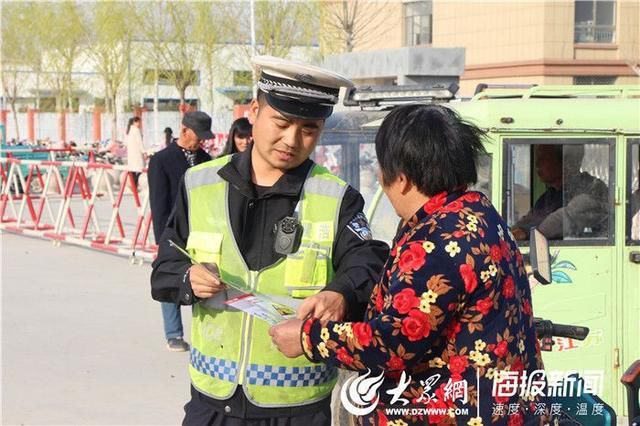 山東菏澤：?jiǎn)慰h積極開(kāi)展打擊非法校車宣傳 確保學(xué)生乘車安全