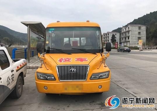 逾期未檢上路行駛 射洪縣一校車(chē)被交警查處