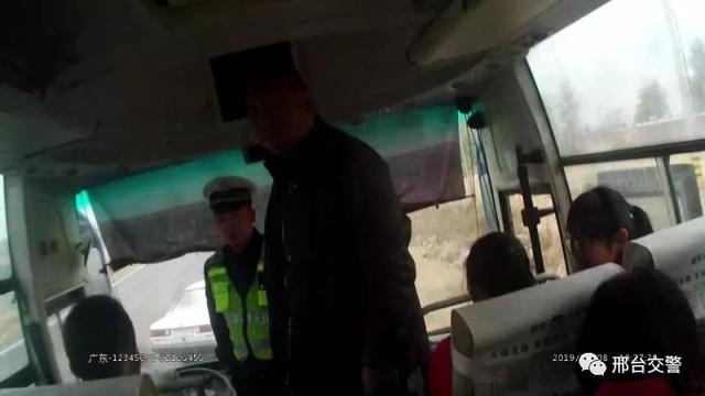 非法校車跨區(qū)作業(yè) 寧晉交警及時截獲