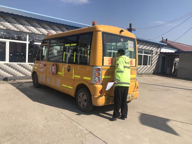 長春交警雙陽大隊深入轄區(qū)學校幼兒園，開展校車交通安全隱患排查