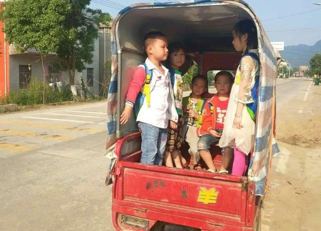 奇葩：湖北陽新合法校車無法上路，孩子出行咋辦？