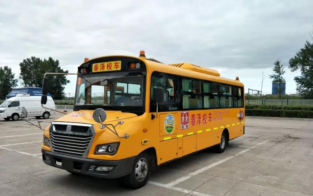 黑送子車校門口橫行，7臺(tái)正規(guī)校車卻辦不下來證！教育局：公交滿足需求，不予批準(zhǔn)