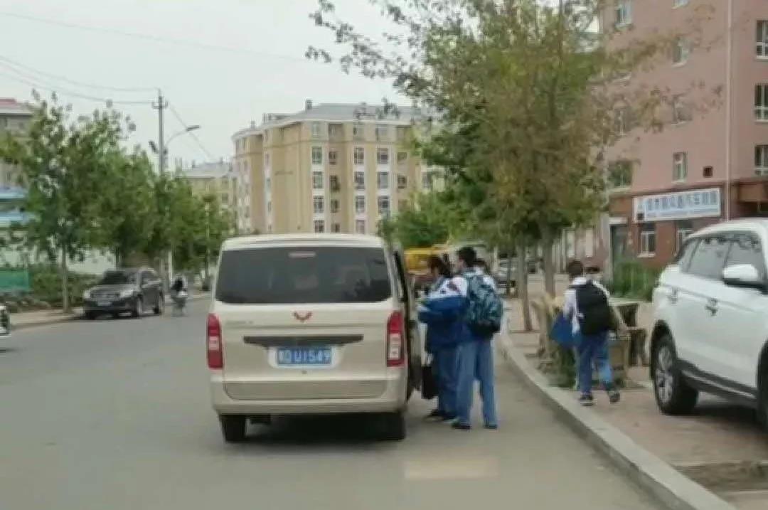 黑送子車校門口橫行，7臺(tái)正規(guī)校車卻辦不下來證！教育局：公交滿足需求，不予批準(zhǔn)