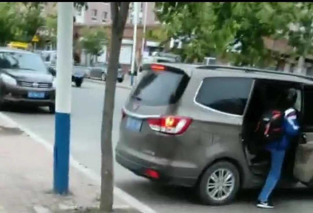 黑送子車校門口橫行，7臺(tái)正規(guī)校車卻辦不下來證！教育局：公交滿足需求，不予批準(zhǔn)