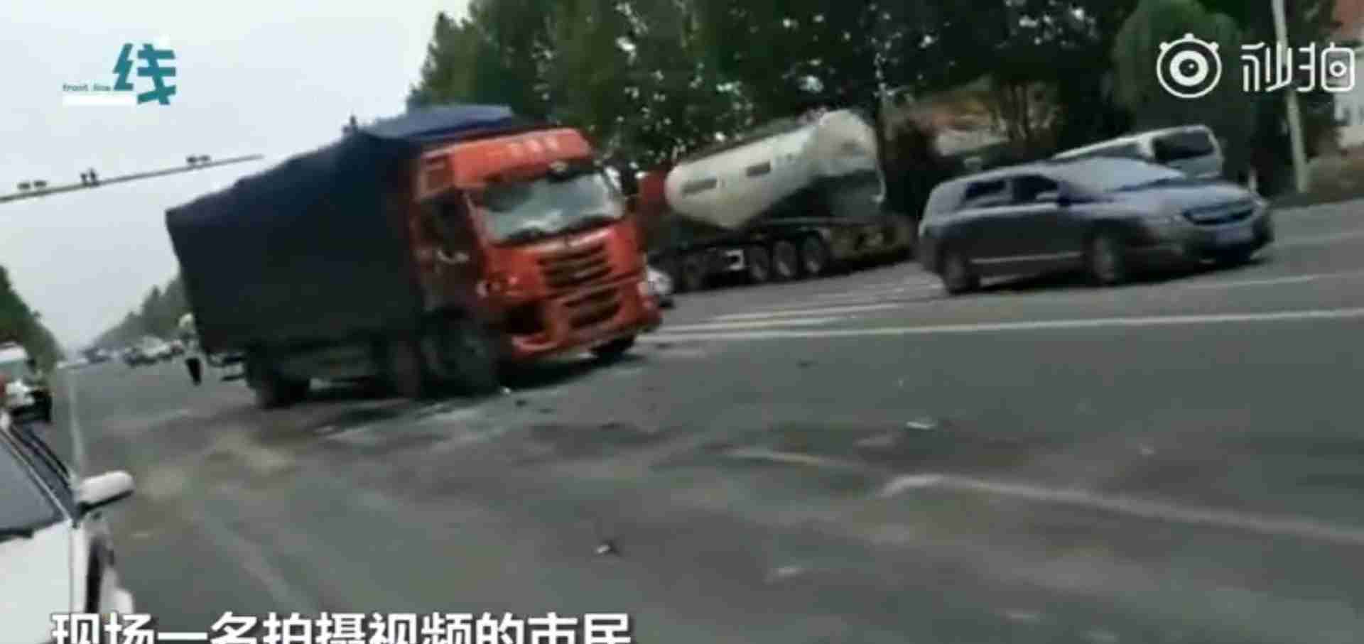 校車等紅燈時被大貨車追尾 群眾怒斥貨車司機 網友力挺：罵得好！