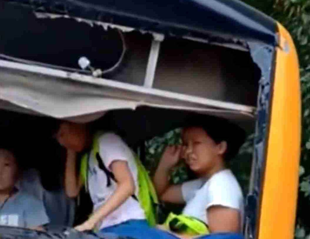 校車等紅燈時被大貨車追尾 群眾怒斥貨車司機 網友力挺：罵得好！