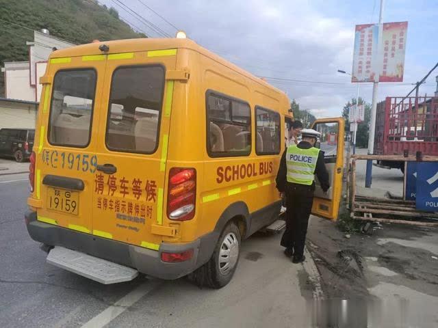 安康漢陰交警：“嚴(yán)管、嚴(yán)抓、細(xì)排查、強(qiáng)宣傳”規(guī)范校車管理為學(xué)生撐起安全防護(hù)傘