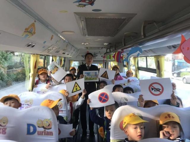 校車?yán)锏陌踩n，快問快答別開生面
