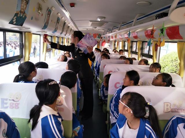 西海岸新區(qū)一校車“起火”，全車學(xué)生40秒內(nèi)安全撤出
