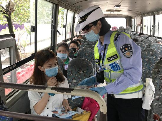 交警在校車上給隨行的老師進行宣傳和指導(dǎo)。信息時報記者 胡瀛斌 攝