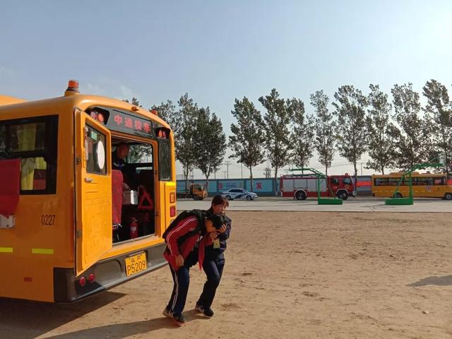 徐水區(qū)教育和體育局舉行校車突發(fā)事件應(yīng)急演練，為乘車師生安全保駕護(hù)航