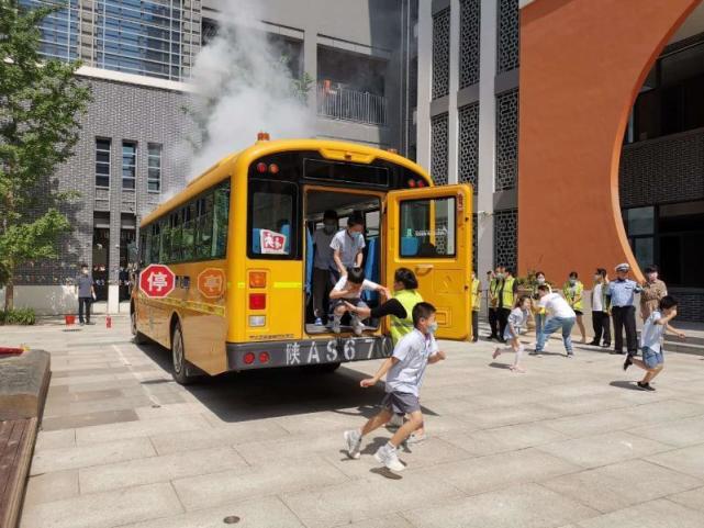 未央大隊(duì)深入轄區(qū)校園開展事故預(yù)防“減量控大”校車應(yīng)急避險(xiǎn)演練