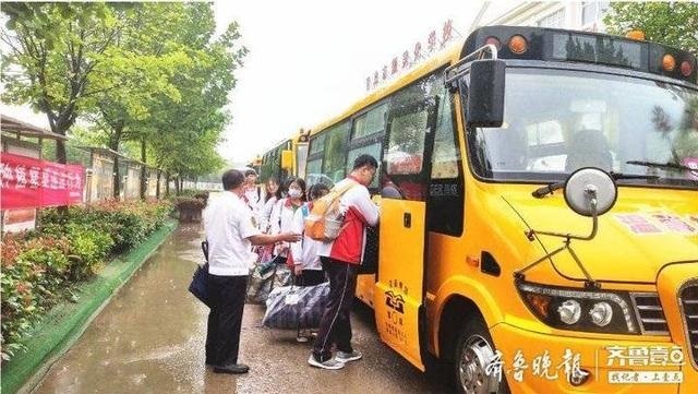 方便郊區(qū)2390名學(xué)生中考，膠州派64部校車專門去學(xué)校接人