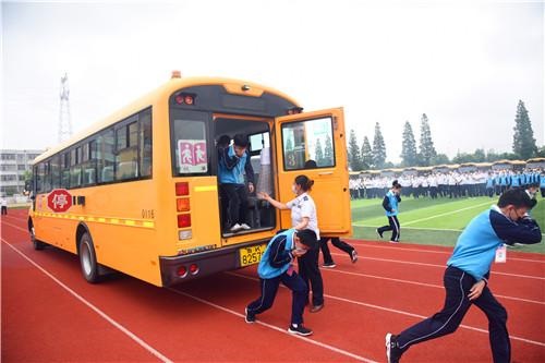 榮成：開展校車應(yīng)急演練 保障師生出行安全