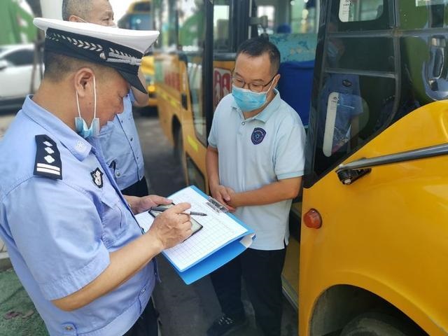 開學(xué)季，武漢江岸區(qū)交警為校車上好“安全鎖”