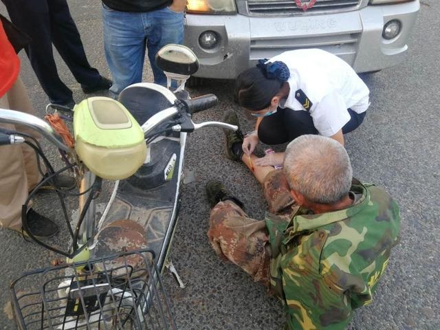 路遇六旬老人受傷，校車(chē)員工毫不猶豫上前救助