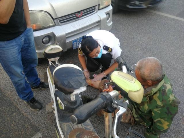 路遇六旬老人受傷，校車(chē)員工毫不猶豫上前救助