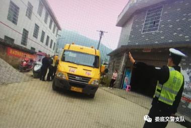 男子持C1駕證開(kāi)校車被逮個(gè)正著，這下尷尬了