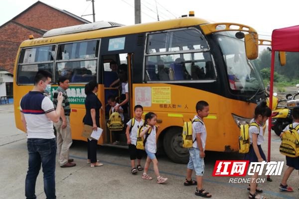湖南：桃江為學(xué)生護(hù)航 編織校車(chē)安全監(jiān)管網(wǎng)