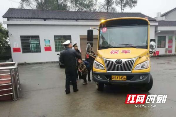 湖南：桃江為學(xué)生護(hù)航 編織校車(chē)安全監(jiān)管網(wǎng)